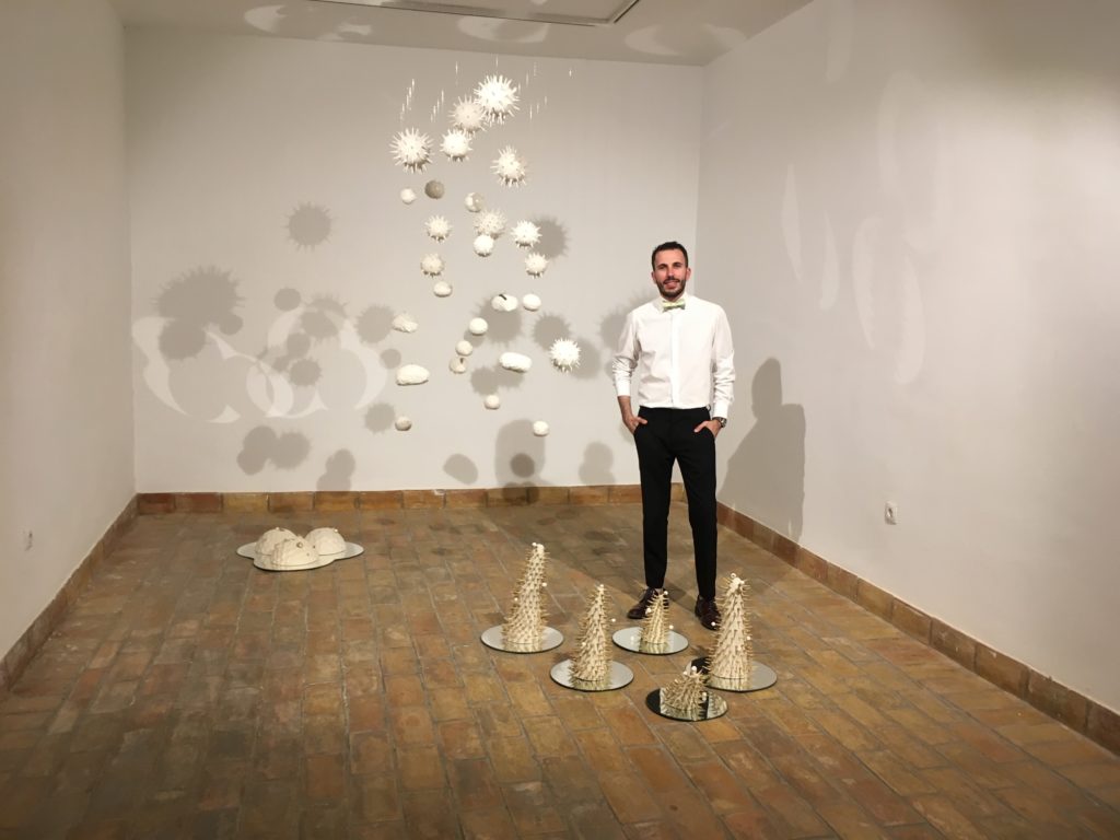 Luis Torres Ceramics en su instalación Polen cerámica escultura contemporánea conceptual Casa Góngora Córdoba Páginas de Barro exposición La Rambla