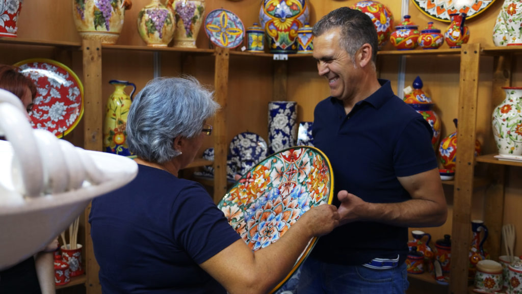 Artesano vendiendo en su stand de ENBARRO feria cerámica La Rambla