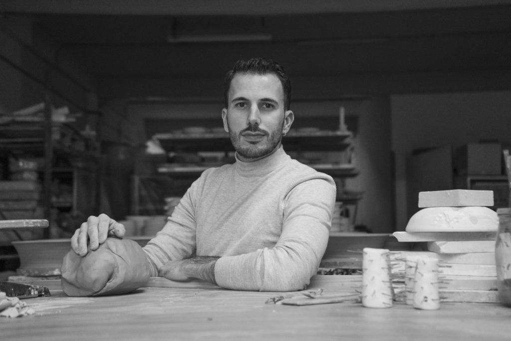 El artista y ceramista de La Rambla Luis Torres en su taller.