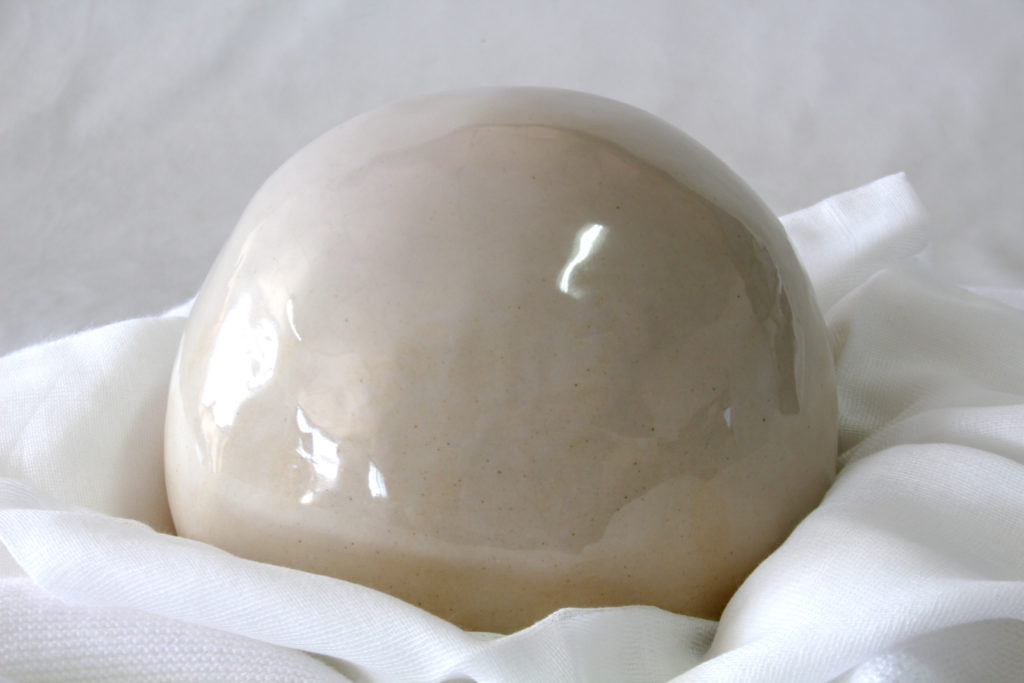 pieza bebé cerámica contemporánea por Luis Torres Ceramics en su obra sobreproteccion infraeducación 