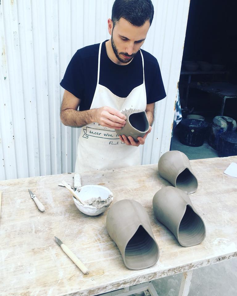 Luis Torres Ceramics modela sus Macetas Crisálida, un homenaje a las macetas de colgar o piletas salidas de La Rambla en los Patios de Córdoba