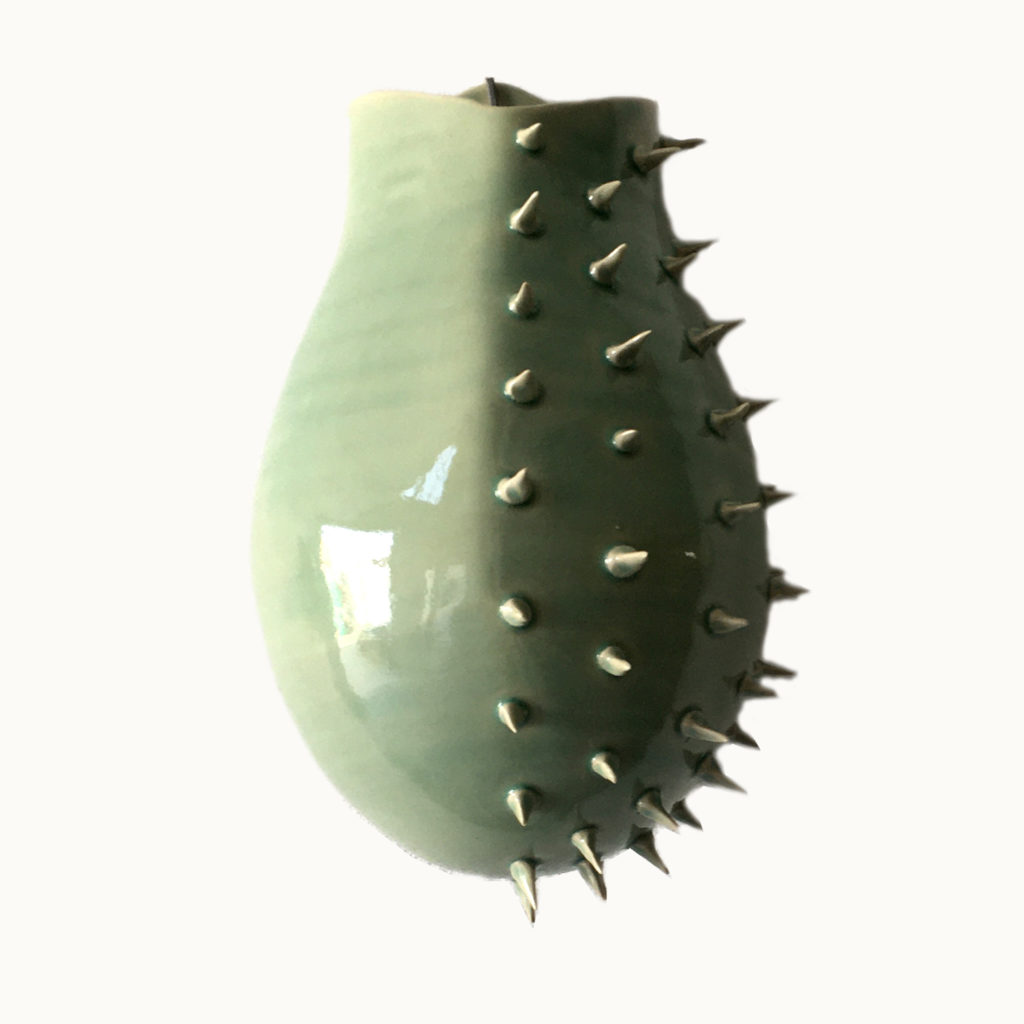 Maceta de colgar Crisalida por artista La Rambla Córdoba Luis Torres Ceramics original diseño interiores