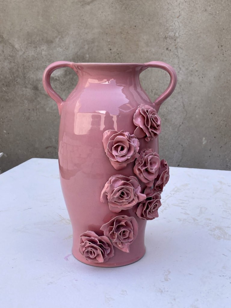 Jarrón alto tradicional con rosas diseñado por el artista rambleño Luis Torres Ceramics para la marca de moda española Reveligion.